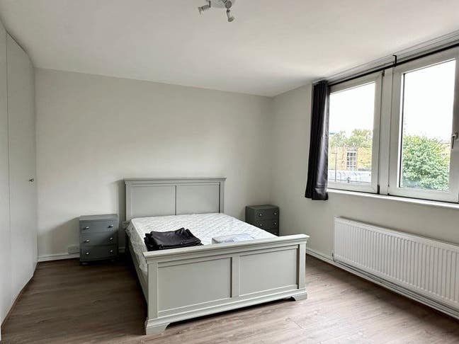 Large and Bright Double Bedroom in Poplar Main Photo