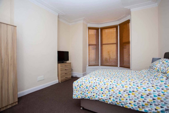 Large Room, All Bills inc, No Deposit,   Main Photo