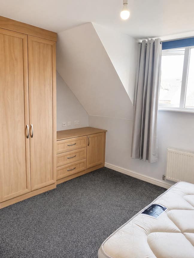 Large double en-suite room near tram station Main Photo