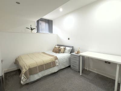 Stylish Ensuite Room City Centre 5-Bed Flat Share Main Photo