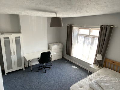 Large room in perfect location. Main Photo