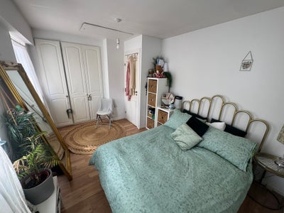 Double room in gated Chiswick house Main Photo