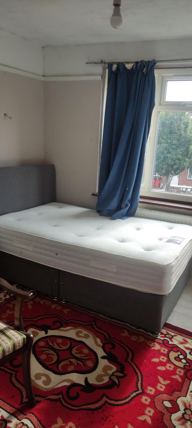 Large Double room in Hounslow Central  Main Photo