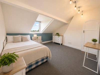 Double room available in friendly house share Main Photo