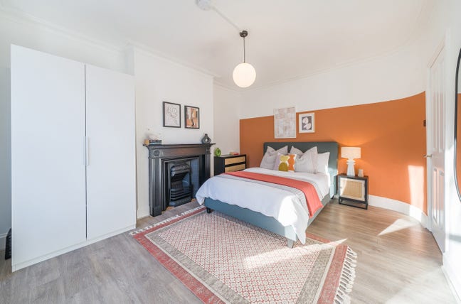 Large Room less than 10 Minutes from the tube Main Photo