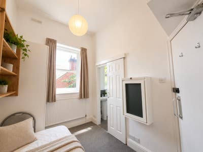 En-suite rooms in quiet, homely shared house Main Photo