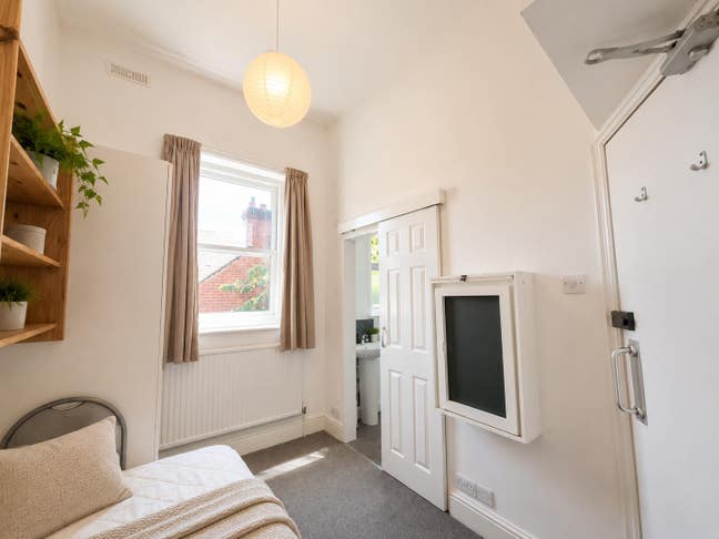 En-suite rooms in quiet, homely shared house Main Photo