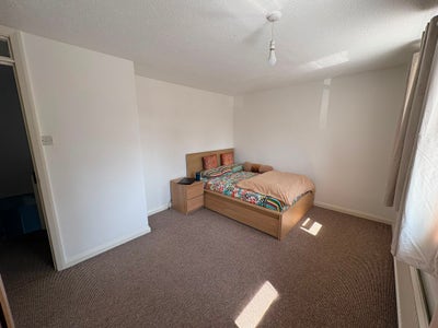 Spacious Double Room – &pound;650 per Month Main Photo