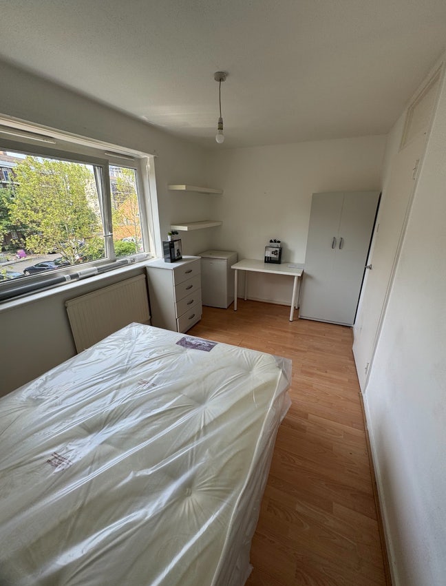  Spacious rooms located in bow church E3 3BY Main Photo
