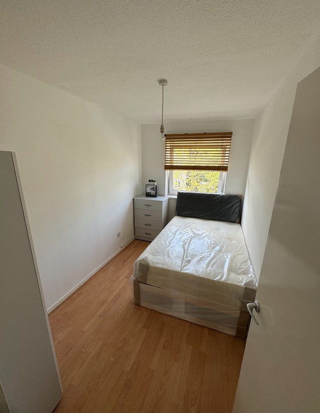  Spacious rooms located in bow church E3 3BY Main Photo