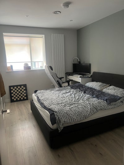 En-suite room in 2 bed 2 bath flat with balcony Main Photo
