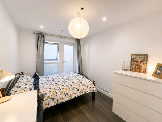 Stylish Room Near Stepney Green Main Photo