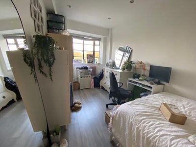 Large double room seconds from Clapham South  Main Photo