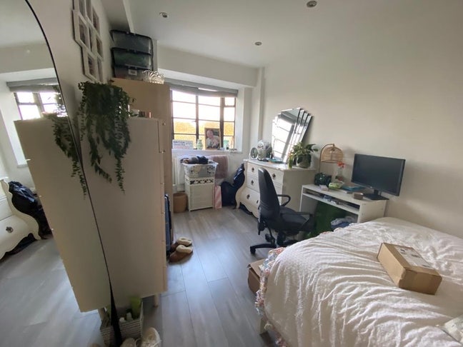 Large double room seconds from Clapham South  Main Photo