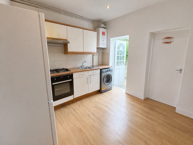 Excellent 2 Bedroom House in Stratford Main Photo