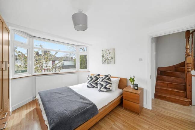 Furnished Room/ Hanger Lane  Main Photo