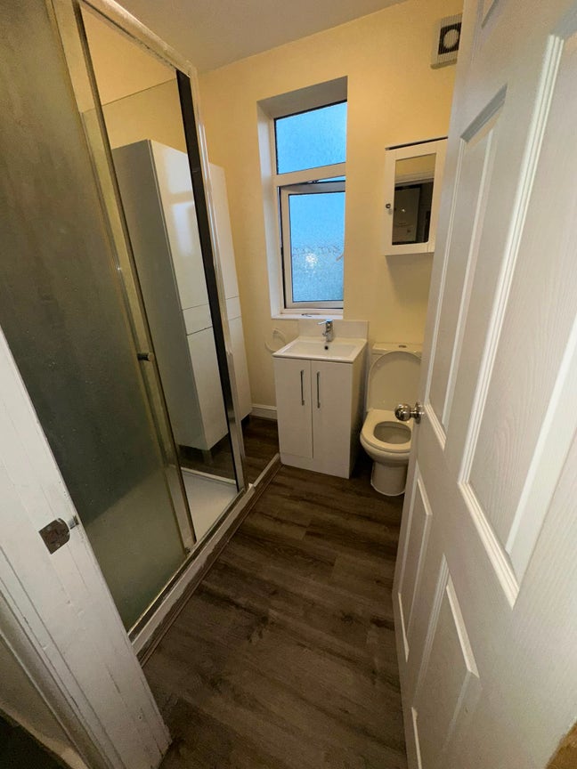 650 per month inc all bill  Main Photo