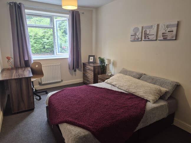 Large ensuite double Room With Parking  Main Photo