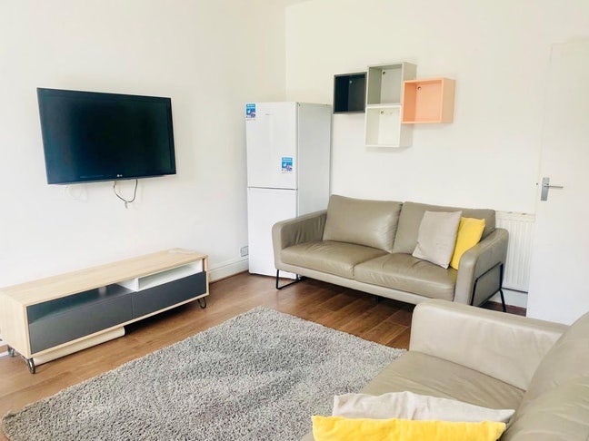 4 Bedrooms, Lounge, Office, kitchen and 2 bathroom Main Photo