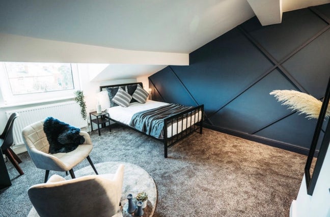 Massive Top Floor Ensuite with w/ Kitchenette Main Photo