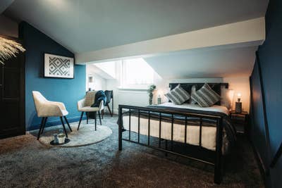 Massive Top Floor Ensuite with w/ Kitchenette Main Photo