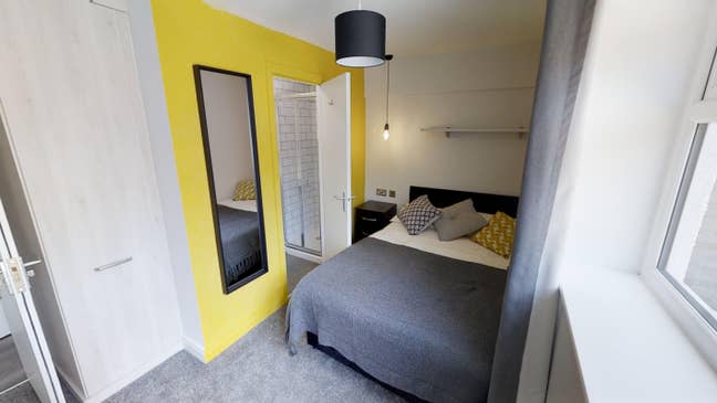 Ground Floor Room with Garden Access & Parking Main Photo