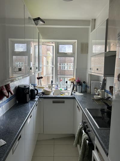 Looking for a female roommate in West London Main Photo