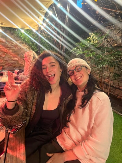 Liv + Sophia // friendly girls after 2 rooms  Main Photo