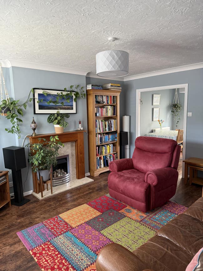 Quiet rooms in shared house in Hadfield Main Photo