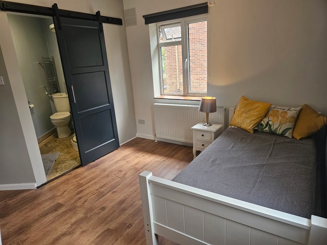 Double room with ensuite for 1 person  Main Photo