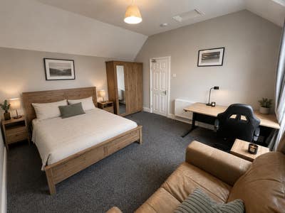 22-30 y/o TREE LINED Avenue Ensuite Houseshare Main Photo