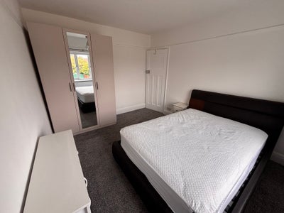 Double bedroom to rent in shared house Main Photo