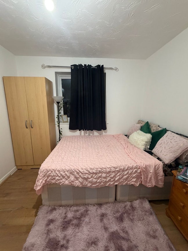 Spacious Double room with private bathroom  Main Photo