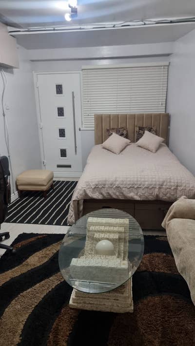 Modern Self-Contained En Suite – Oldbury  Main Photo