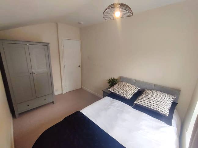 Very clean friendly houseshare  with professionals Main Photo