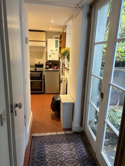 Single room in basement flat in central London  Main Photo