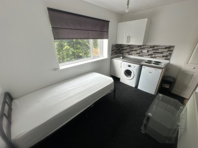 Studio Flat Wakefield City Centre All Bills Inc Main Photo