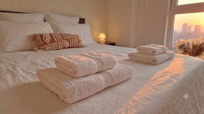 Luxury ensuite king room with stunning city views Main Photo