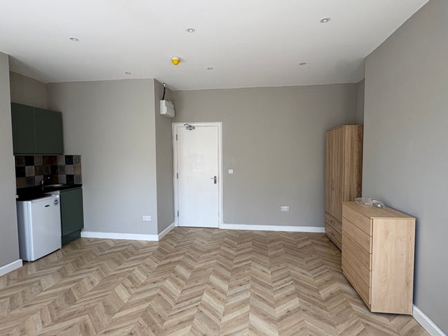 Large Double ENSUITE room Main Photo