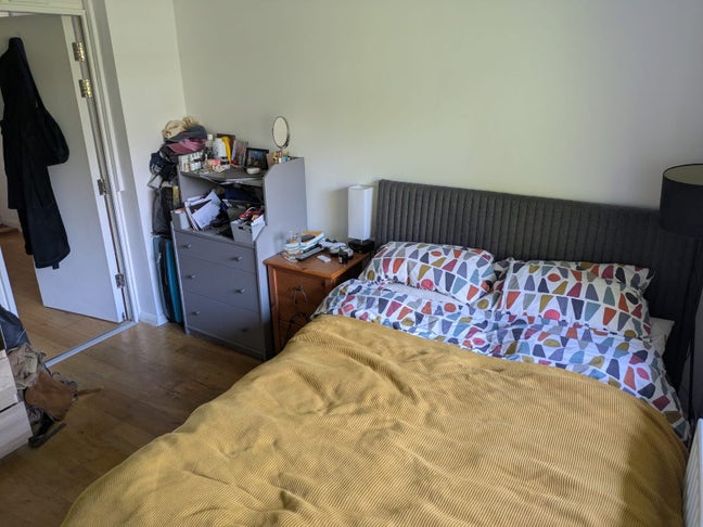 Spare room available in 2 bed flat Main Photo
