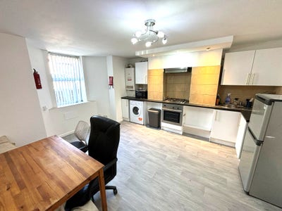 1 Bed Apartment Centre Of Hyde Park! Main Photo