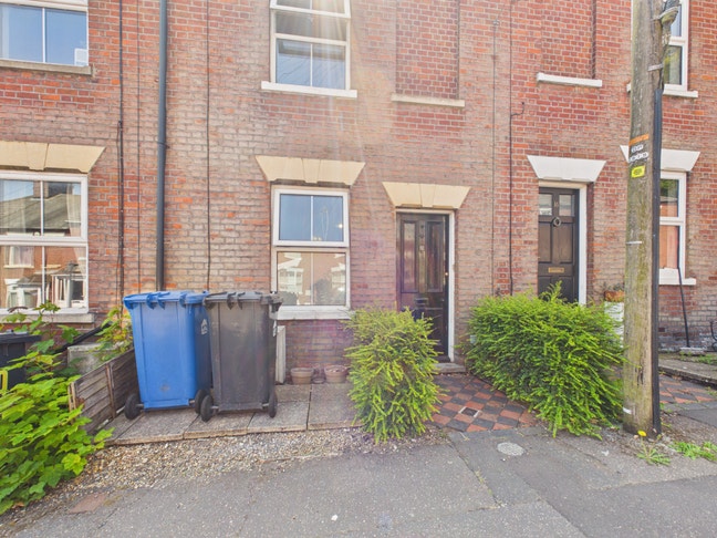 2 Double bedroom + one single bedroom Mid Terrace Main Photo