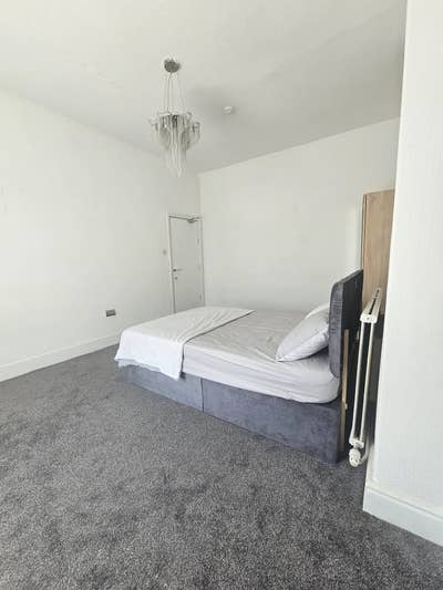 Single & En-Suite Rooms Available |OL10  Main Photo