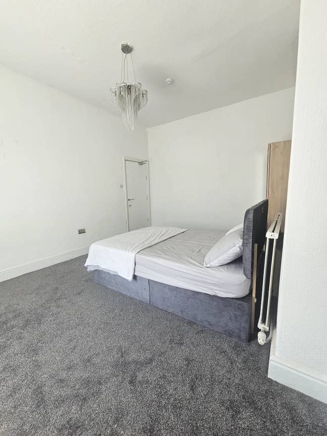 Single & En-Suite Rooms Available |OL10  Main Photo