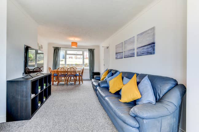 🏡 Beautiful Room Available - with Parking! Main Photo