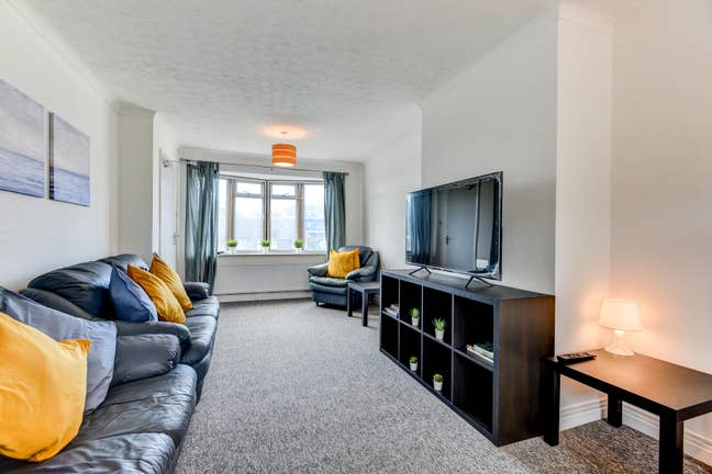 🏡 Beautiful Room Available - with Parking! Main Photo