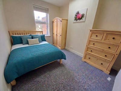 2yr Rent Freeze Bright & friendly household Main Photo