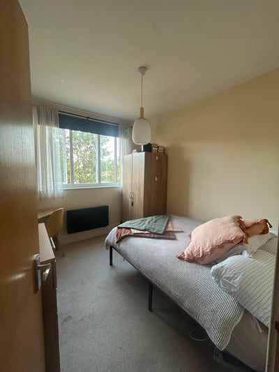 Double Bedroom in 2 Bedroom Flat  Main Photo