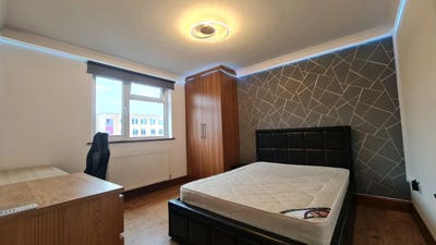 🏡 Large Bright Dbls X 2, 3Bath, Great Flatmates!  Main Photo