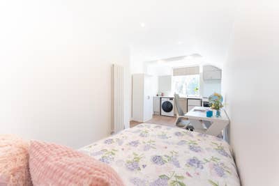 Studio available in newly refurbished house Main Photo